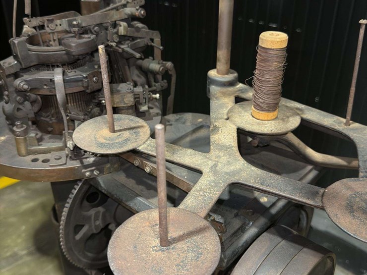 circular-knitting-machine-image-43