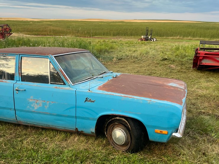 1972-plymouth-valient￼,-slant-six-engine-and-manual-transmission,-glass-is-good,-leaf-springs,-been-sitting-for-a-long-time.-image-4