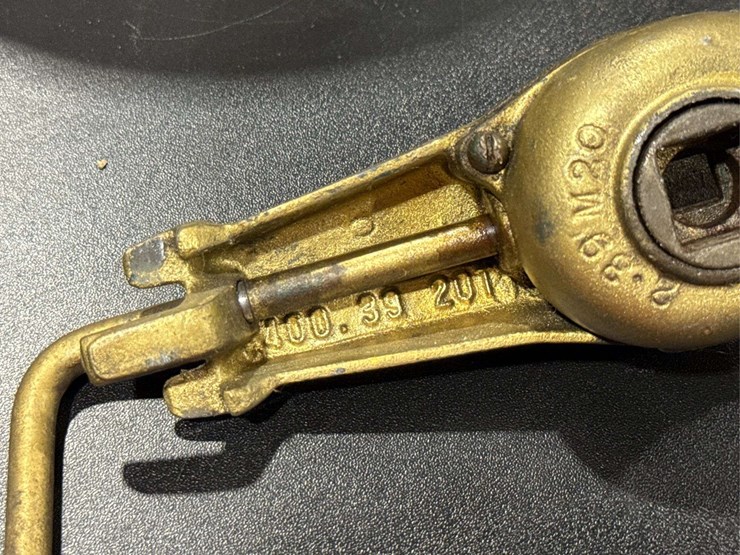 2qt-hand-crank-ice-cream-maker,-made-of-galvanized-metal.-image-9