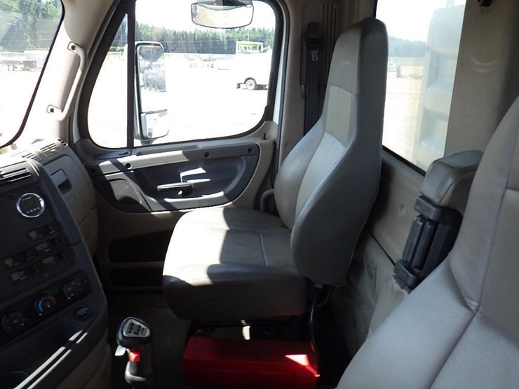 2012-freightliner-cascadia-125-image-22