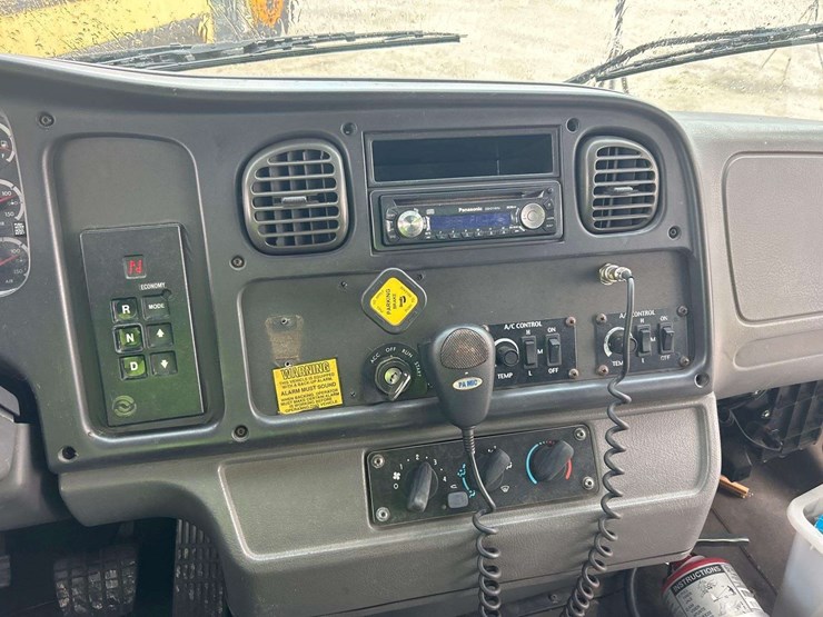 2007-freightliner-b2-image-17