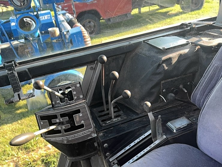 massey-ferguson-2705-image-37