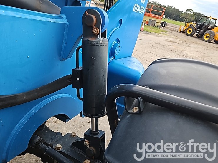 2019-genie-gth844-image-17