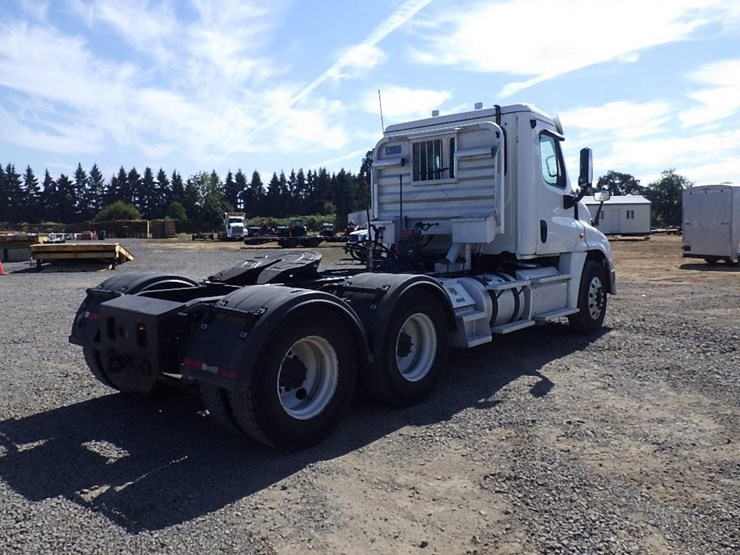 2012-freightliner-cascadia-125-image-4