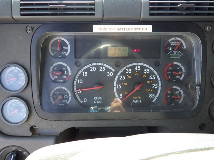 2012-freightliner-cascadia-125-image-25
