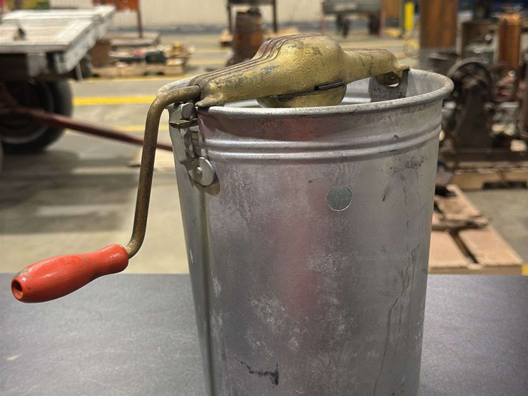 2qt-hand-crank-ice-cream-maker,-made-of-galvanized-metal.-image-5