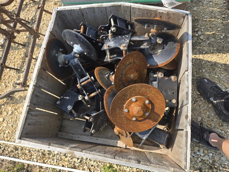 #3900-•-crate-of-international-disc-openers-image-6