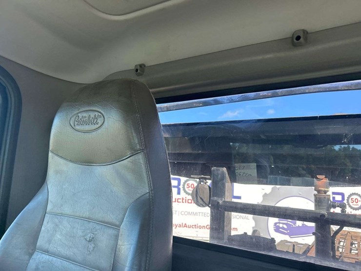 2017-peterbilt-348-image-16