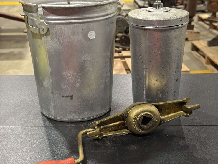 2qt-hand-crank-ice-cream-maker,-made-of-galvanized-metal.-image-7