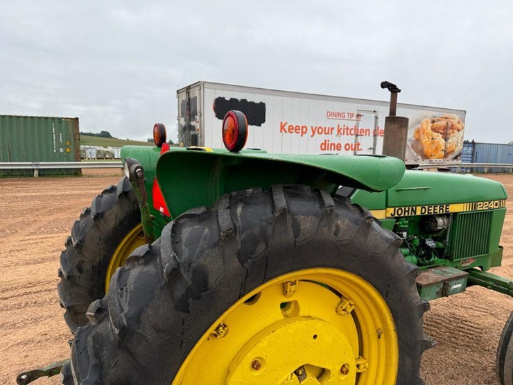 1980-john-deere-2240-image-21