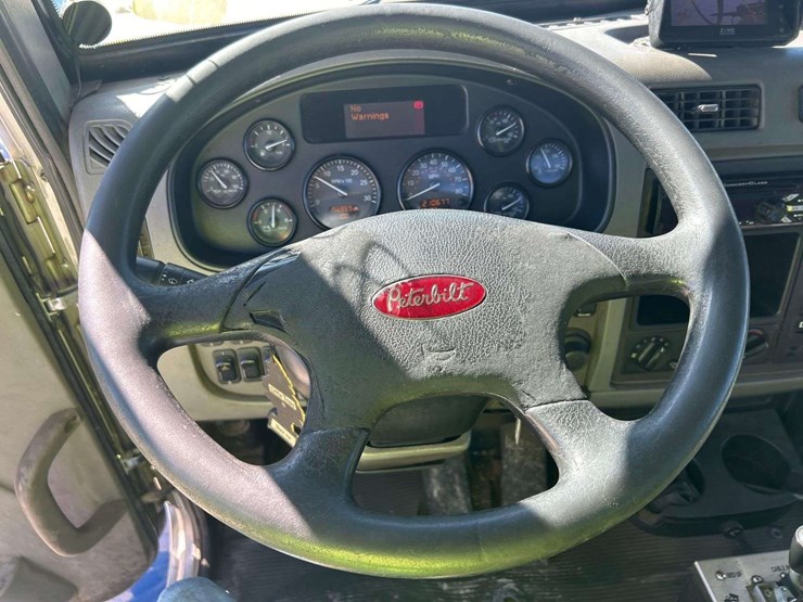 2017-peterbilt-348-image-10