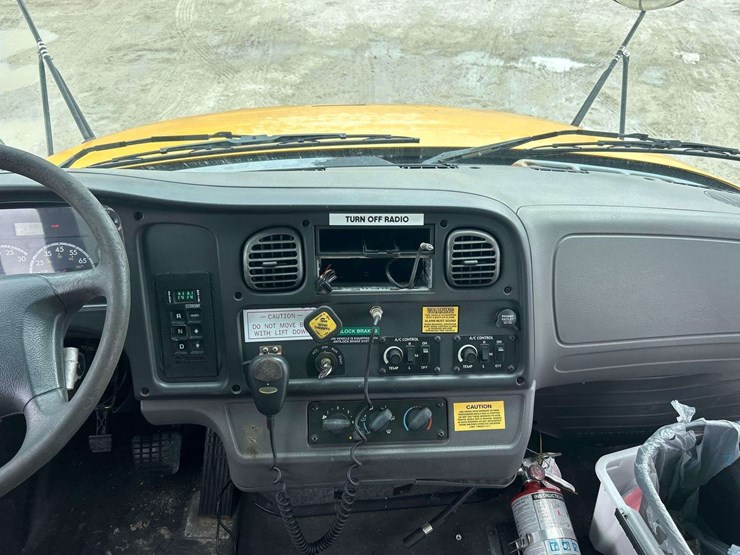 2008-freightliner-b2-image-12
