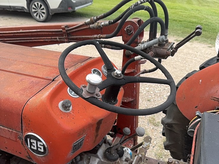 massey-ferguson-135-image-13