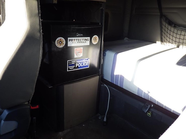 2016-freightliner-cascadia-113-image-28
