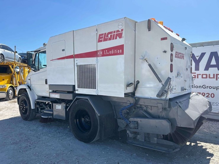 2002-freightliner-fl70-image-4