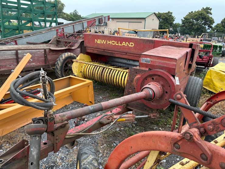 new-holland-320-image-5