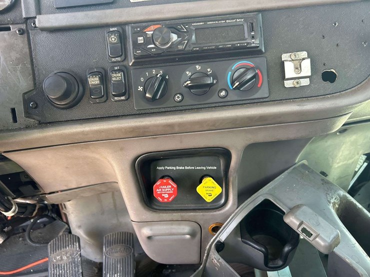 2014-peterbilt-384-image-27