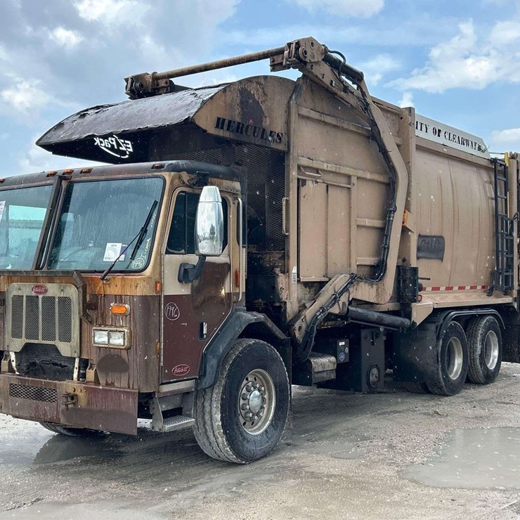 2016 PETERBILT 320