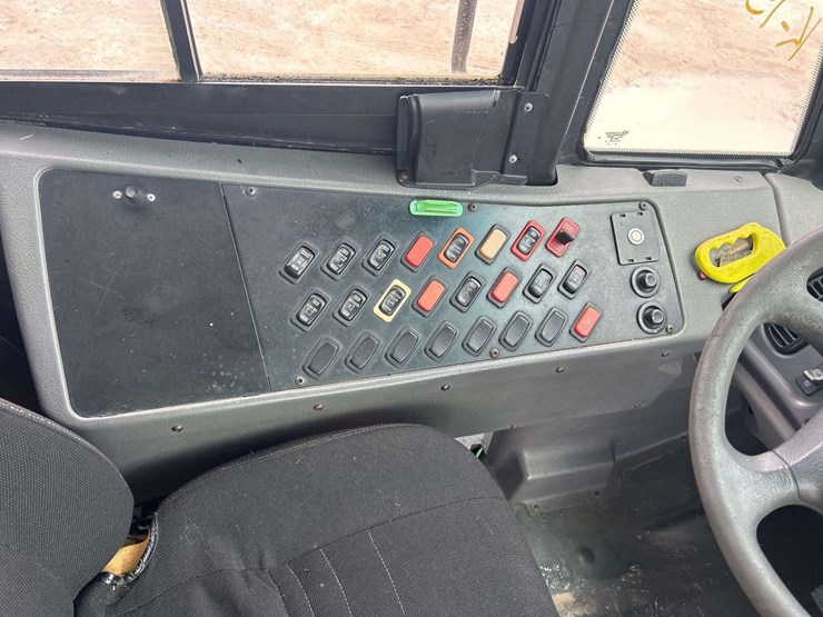2008-freightliner-b2-image-13