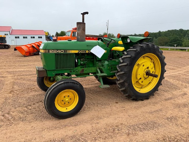 1980-john-deere-2240-image-1