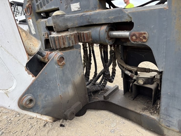 bobcat-811-backhoe-attachment-image-13
