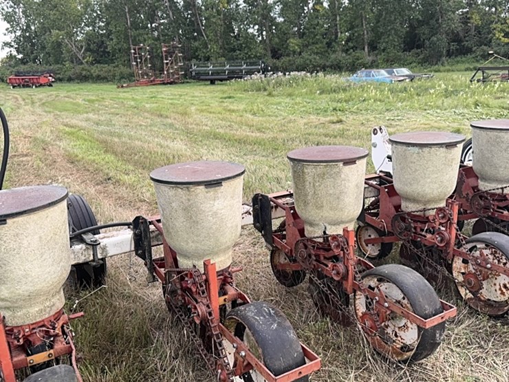 lilliston-8-row-planter-with-fiberglass-boxes,-been-sitting,-some-rust,-boxes-turn-free,-discs-need-loosened-up-image-5