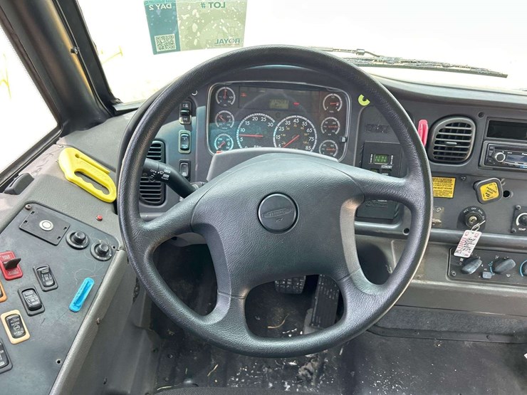 2008-freightliner-b2-image-12