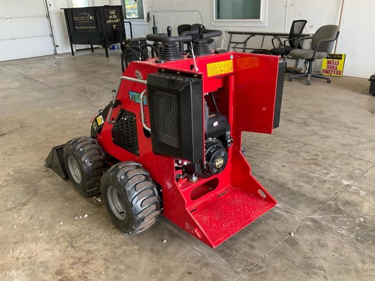 #1015-•-unused-future-ft323w-mini-skid-steer-image-3