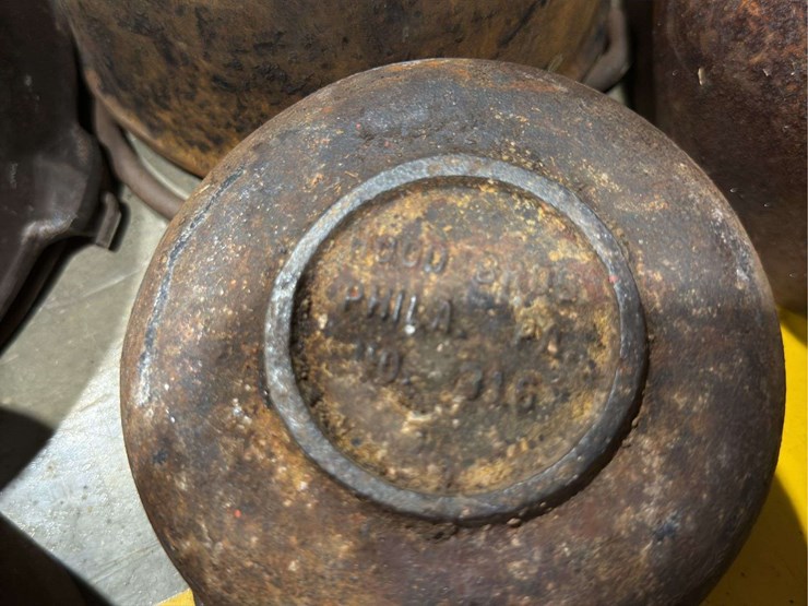 large-group-of-cast-iron-pots-image-7