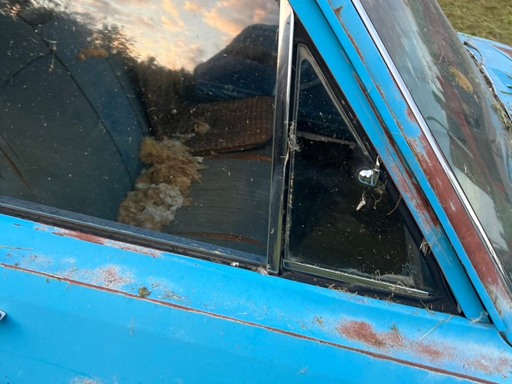 1972-plymouth-valient￼,-slant-six-engine-and-manual-transmission,-glass-is-good,-leaf-springs,-been-sitting-for-a-long-time.-image-48