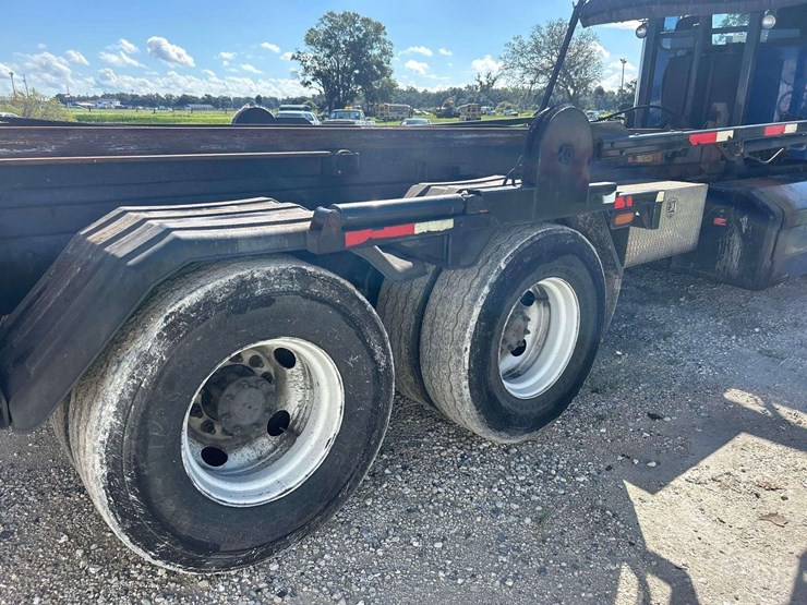 2017-peterbilt-348-image-19