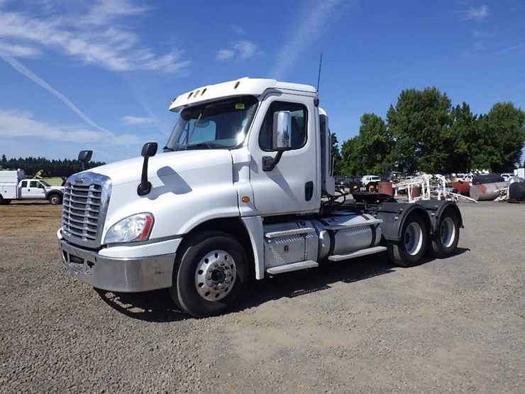 2012-freightliner-cascadia-125-image-1