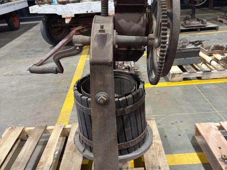 apple-cider-press-image-13