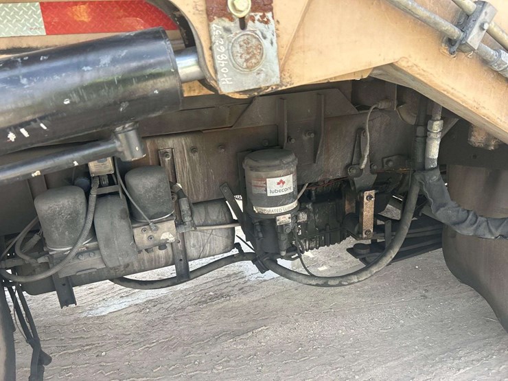 2015-peterbilt-320-image-14