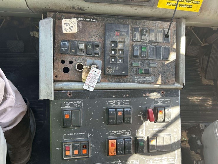 2002-freightliner-fl70-image-29