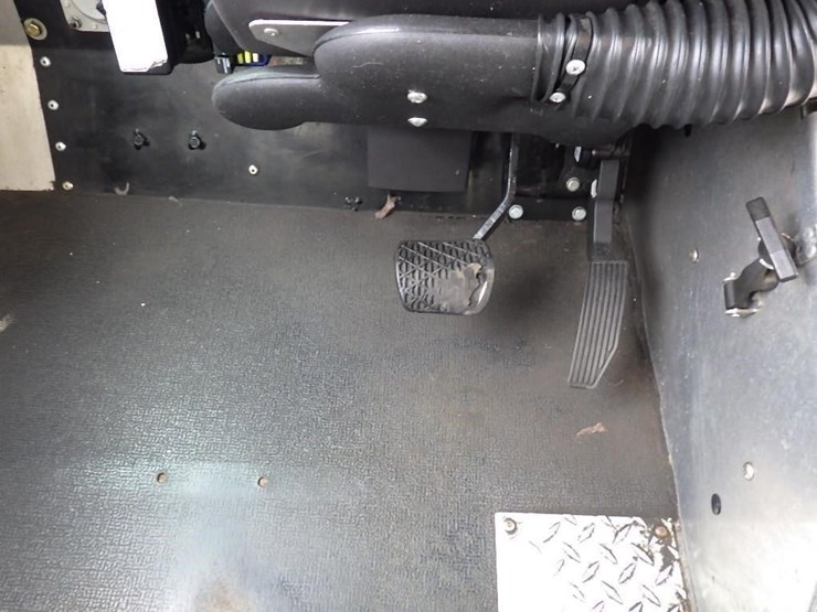 2012-freightliner-mt55-image-24