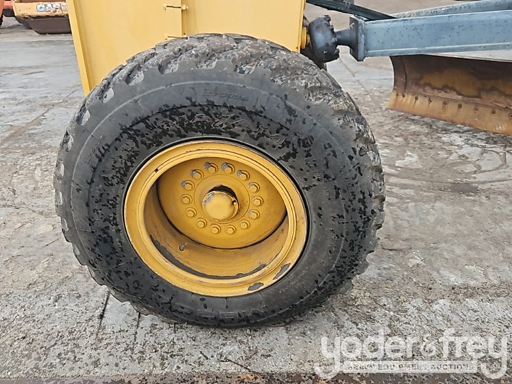 2014-deere-770g-image-17