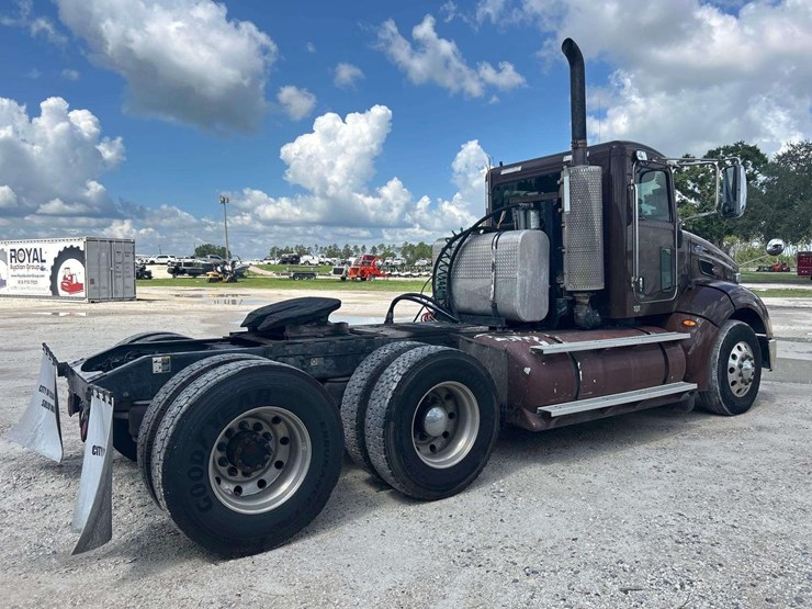2014-peterbilt-384-image-3