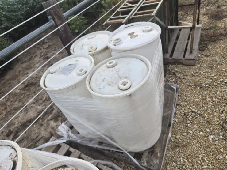 #3928-•-pallet-of-4-plastic-barrels-image-3