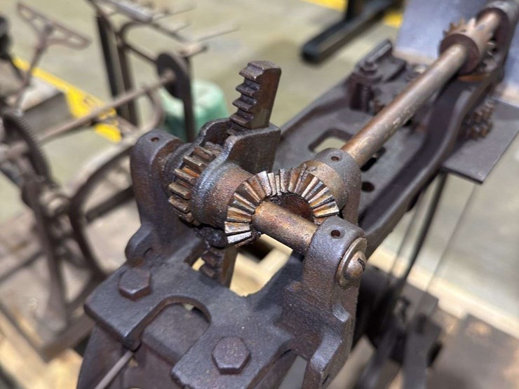 industrial-guillotine-paper-cutter-image-13