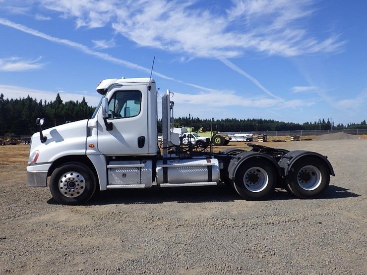 2012-freightliner-cascadia-125-image-6