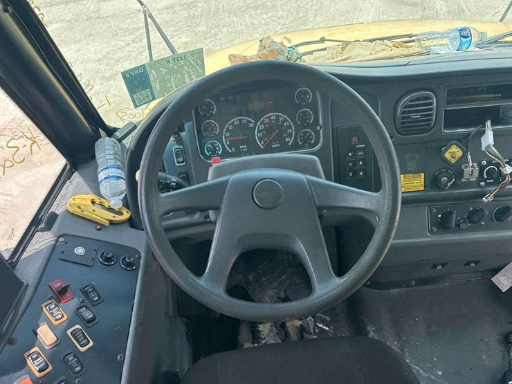 2007-freightliner-b2-image-13