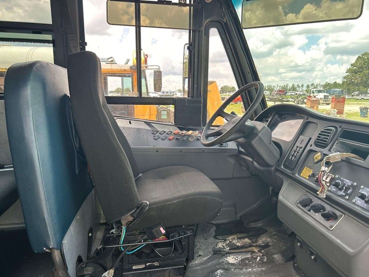 2007-freightliner-b2-image-12
