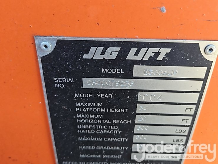 2004-jlg-e300ajp-image-42