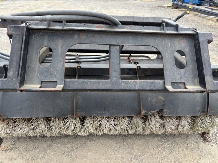 caterpillar-bp22-pickup-broom-image-6