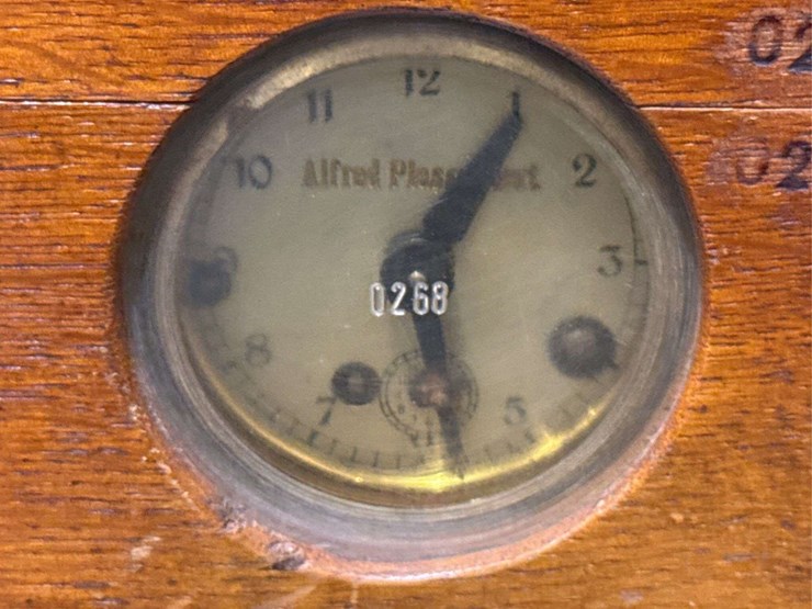 alfred-plasschaert-1920's-pigeon-racing-clock-numbered-0268.-image-3