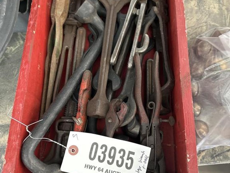 #3935-•-box-of-vintage-ih-wrenches-and-misc-vintage-tools-image-5