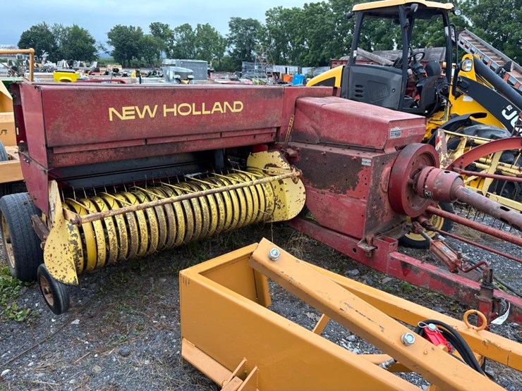 new-holland-320-image-1