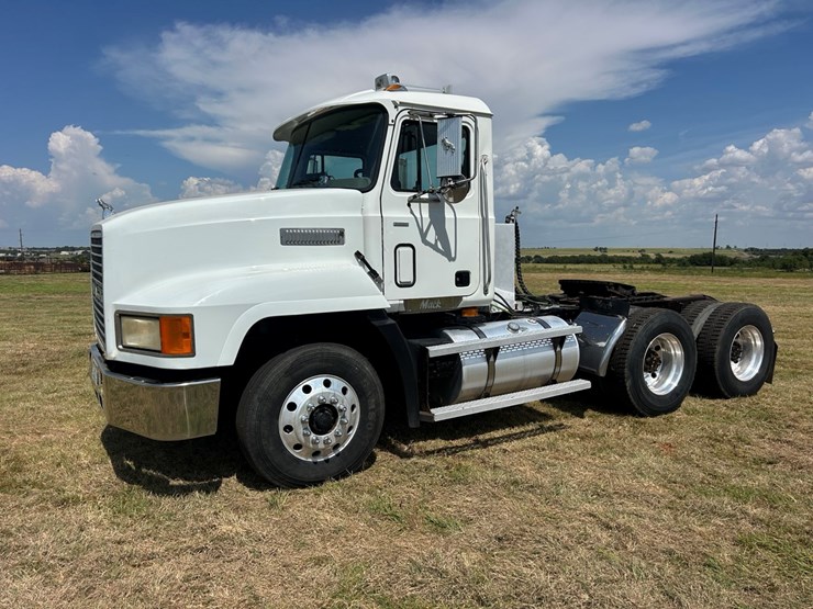 2001-mack-ch613-image-1