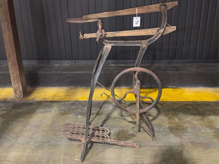 new-rodger’s-treadle-scroll-saw-image-1